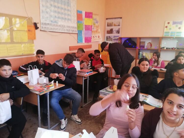 Ученици от Караджалово се запознаха с Брайловото писмо