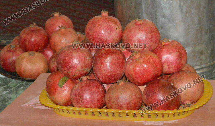 Църковна служба и освещаване на нарове за арменската Коледа