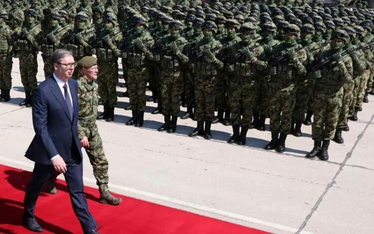 Сръбският президент и шефът на Генщаба правят преглед на армията през април 2023 г.