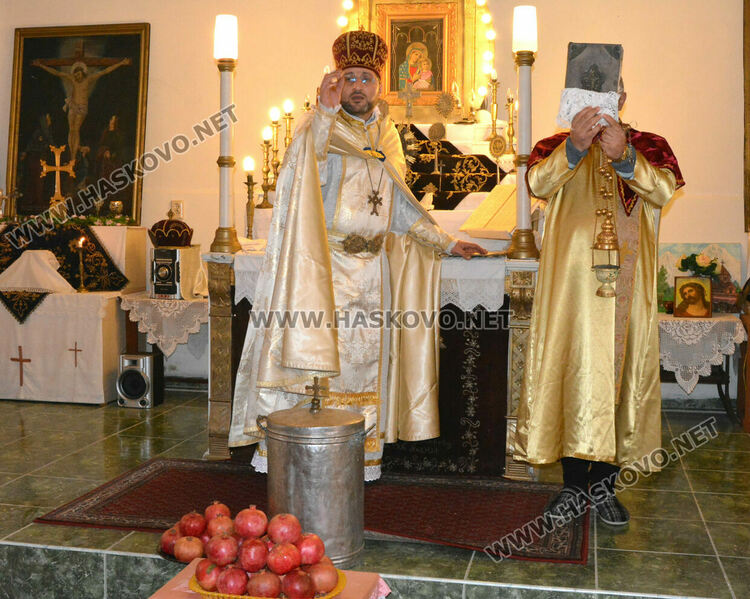 Църковна служба и освещаване на нарове за арменската Коледа