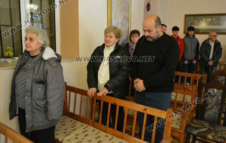 Църковна служба и освещаване на нарове за арменската Коледа