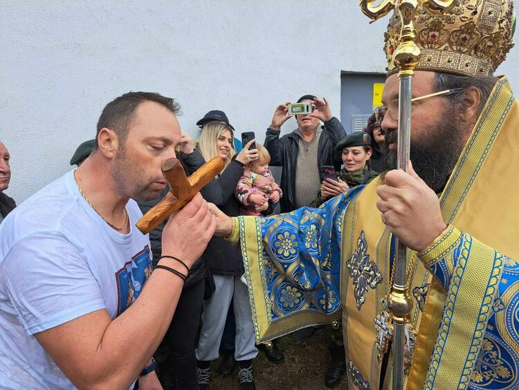 40-годишният Иван Бялков спаси кръста от водите на река Черна в Смолян /галерия/