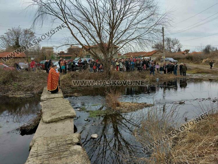 Георги Зенопян хвана кръста на Богоявление в Клокотница