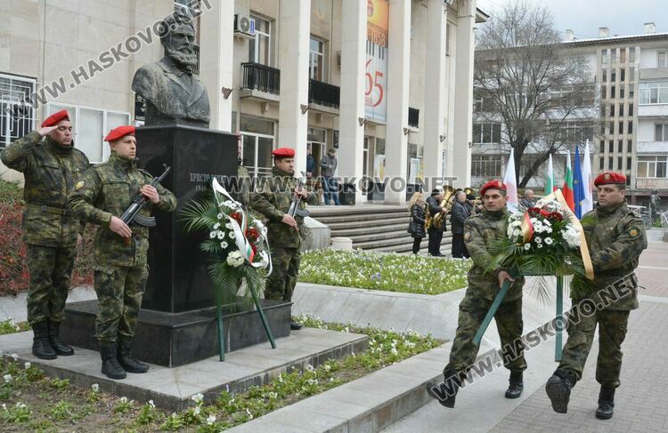 Хасково се преклони пред героизма на Христо Ботев за 176 г. от рождението му