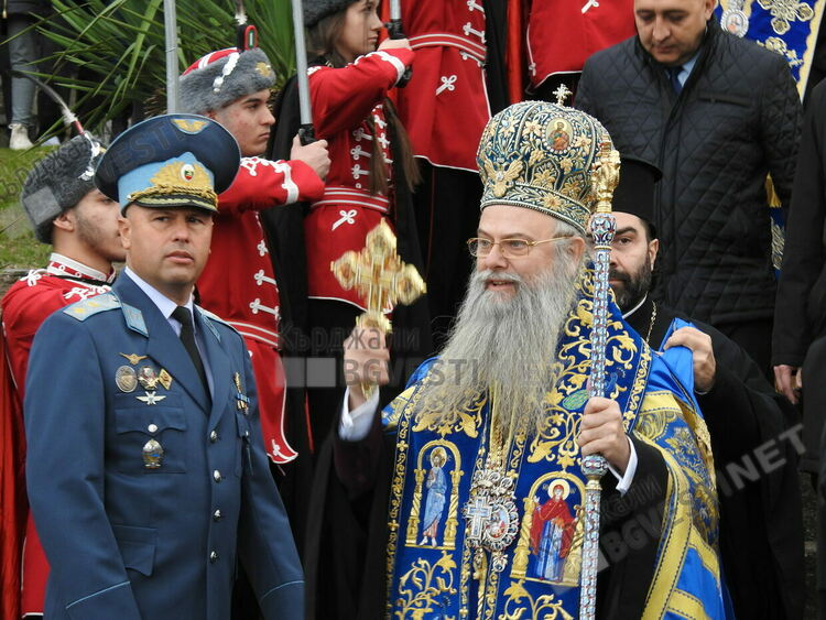 Георги Георгиев и Андрей Стоянов хванаха кръстовете на Богоявление в Кърджали, митрополит Николай освети бойните знамена