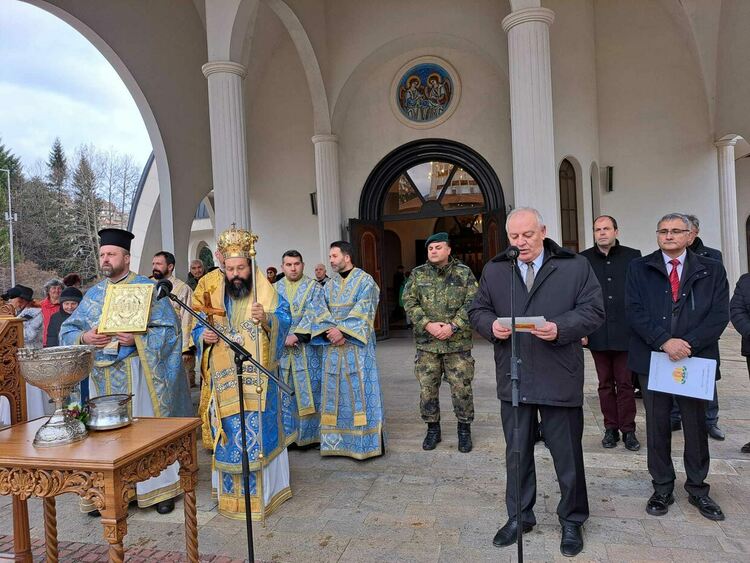 40-годишният Иван Бялков спаси кръста от водите на река Черна в Смолян /галерия/
