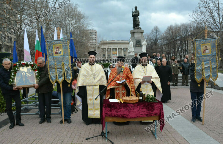 Тържествен водосвет и освещаване на бойните знамена в Хасково на Богоявление