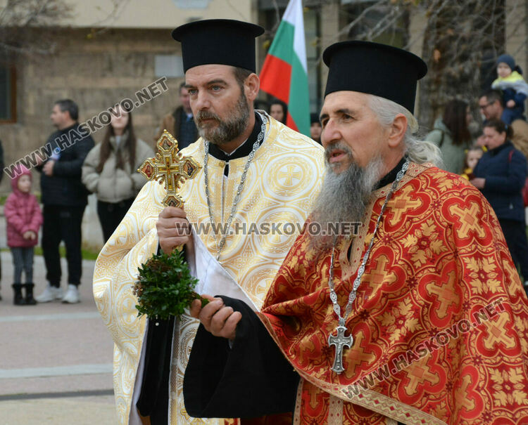 Тържествен водосвет и освещаване на бойните знамена в Хасково на Богоявление