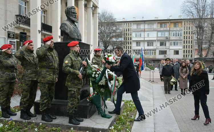 Хасково се преклони пред героизма на Христо Ботев за 176 г. от рождението му