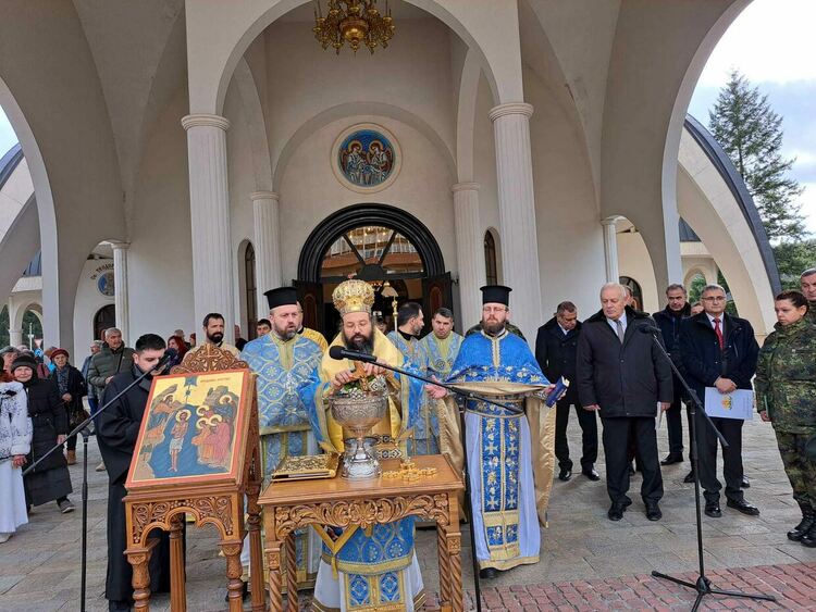 40-годишният Иван Бялков спаси кръста от водите на река Черна в Смолян /галерия/