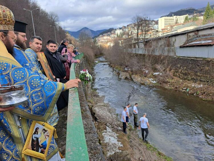 40-годишният Иван Бялков спаси кръста от водите на река Черна в Смолян /галерия/