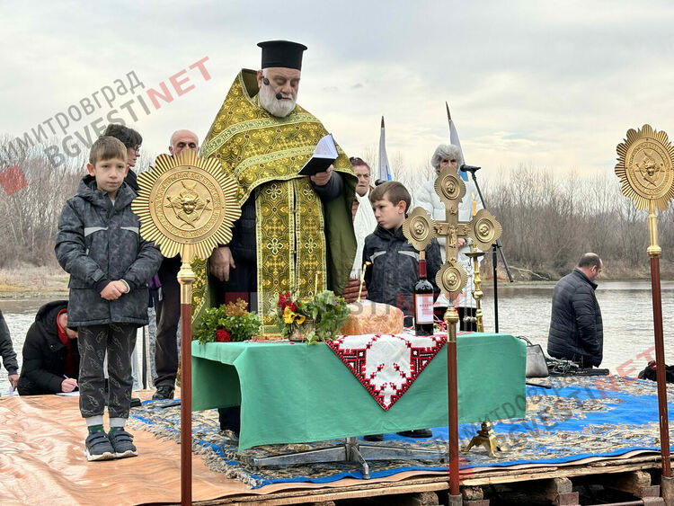 Янислав за 4-та година спасява кръста в Димитровград