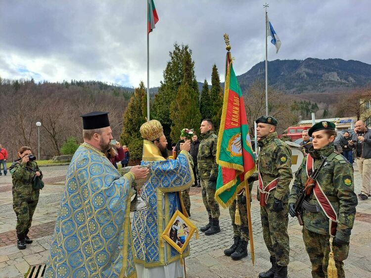 40-годишният Иван Бялков спаси кръста от водите на река Черна в Смолян /галерия/