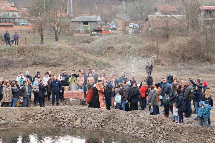 Тихомир Стефанов извади кръста от реката в Гарваново
