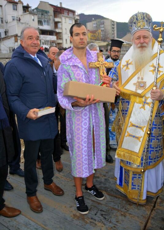 Мартин Пеев отново "спаси" кръста в Асеновград 