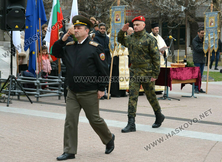 Тържествен водосвет и освещаване на бойните знамена в Хасково на Богоявление
