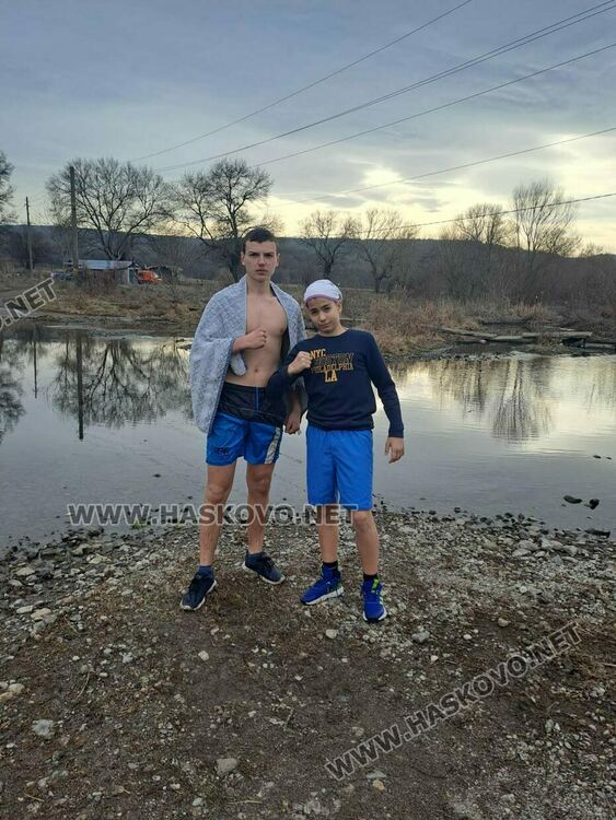 Георги Зенопян хвана кръста на Богоявление в Клокотница