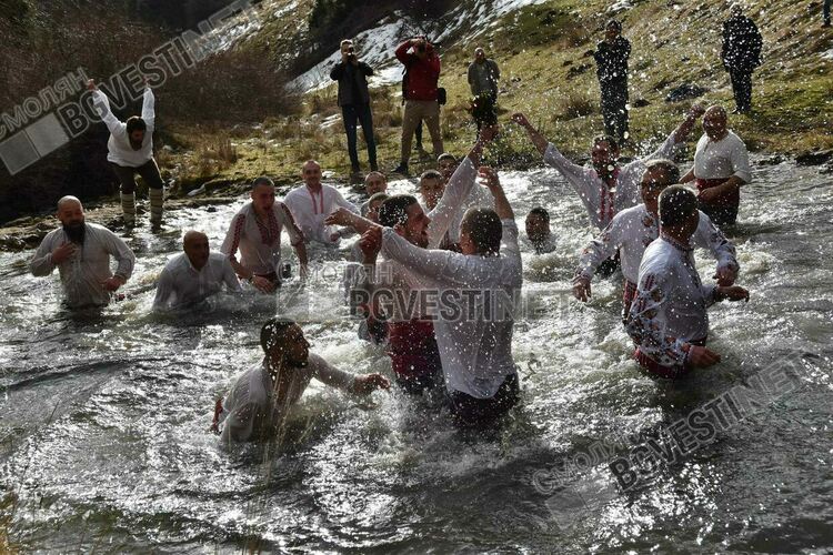 Мъжко хоро за Йордановден в река Большенска недалеч от Момчиловци