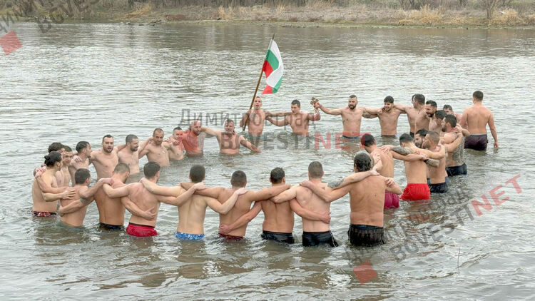 Янислав за 4-та година спасява кръста в Димитровград