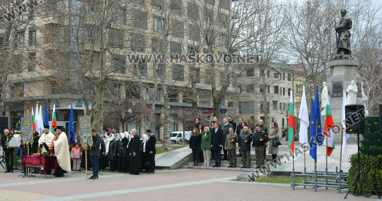 Тържествен водосвет и освещаване на бойните знамена в Хасково на Богоявление