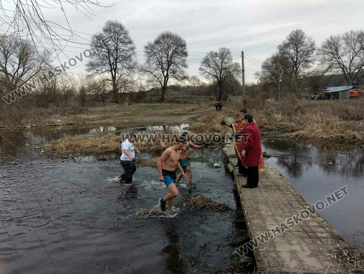 Георги Зенопян хвана кръста на Богоявление в Клокотница
