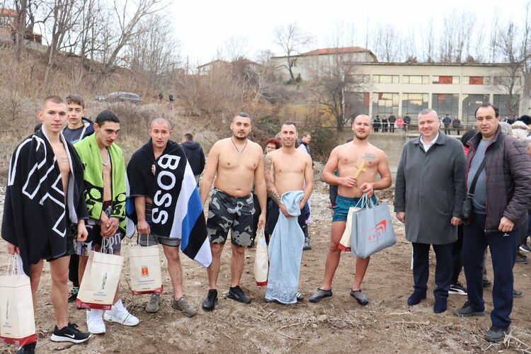 Тихомир Стефанов извади кръста от реката в Гарваново