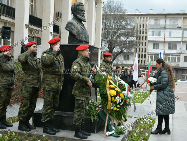 Хасково се преклони пред героизма на Христо Ботев за 176 г. от рождението му