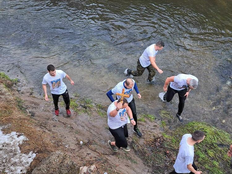 40-годишният Иван Бялков спаси кръста от водите на река Черна в Смолян /галерия/