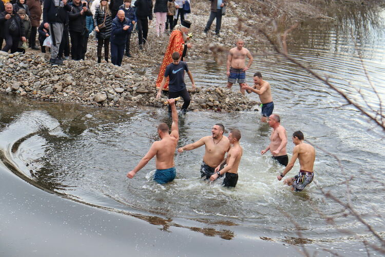 Тихомир Стефанов извади кръста от реката в Гарваново
