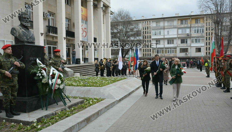 Хасково се преклони пред героизма на Христо Ботев за 176 г. от рождението му