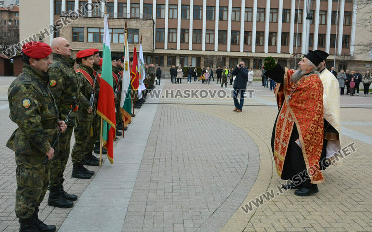 Тържествен водосвет и освещаване на бойните знамена в Хасково на Богоявление