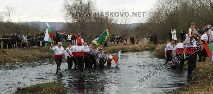 Футболистът Иван Милев спаси Богоявленския кръст в Харманли