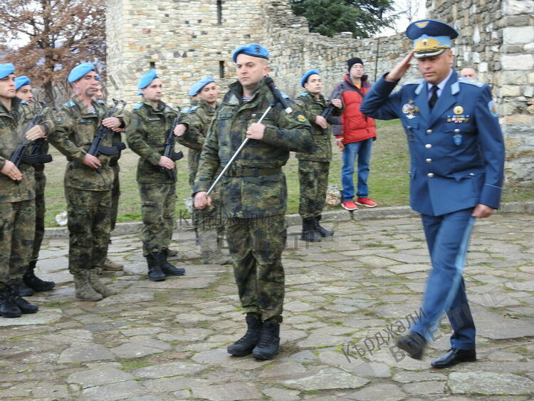 Георги Георгиев и Андрей Стоянов хванаха кръстовете на Богоявление в Кърджали, митрополит Николай освети бойните знамена