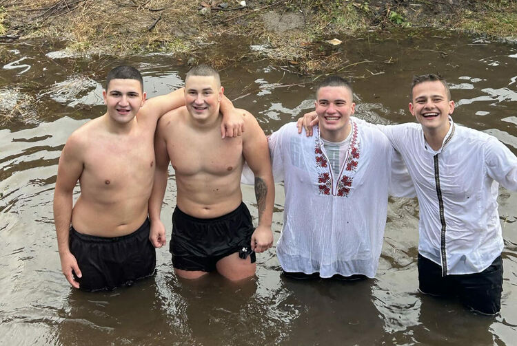 Славейковски юнаци на мъжкото хоро в Калофер