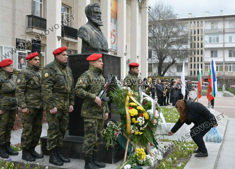 Хасково се преклони пред героизма на Христо Ботев за 176 г. от рождението му