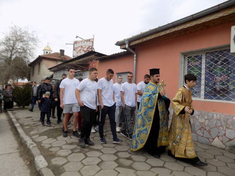 15 младежи скочиха за кръста в кв. Дебър, Йордан Начев го спаси