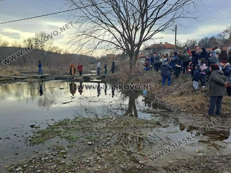 Георги Зенопян хвана кръста на Богоявление в Клокотница