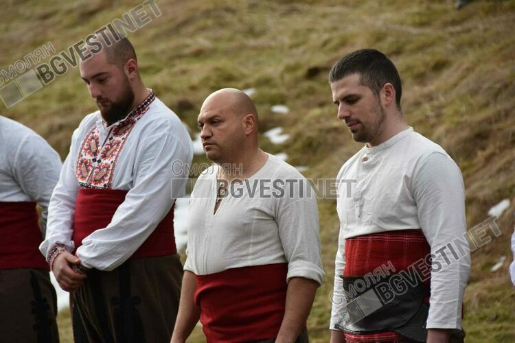 Мъжко хоро за Йордановден в река Большенска недалеч от Момчиловци