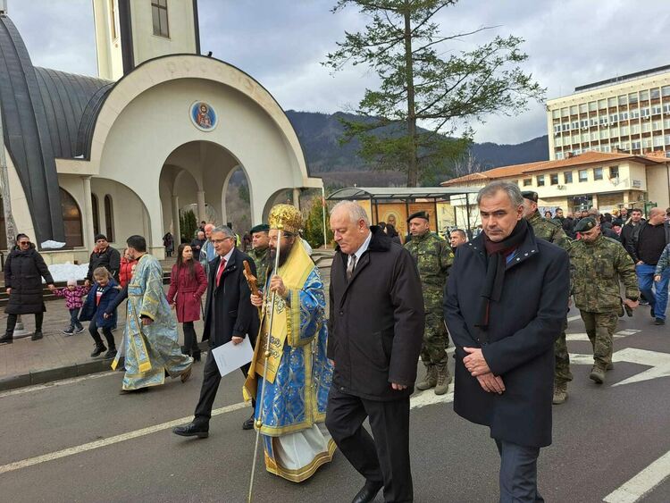 40-годишният Иван Бялков спаси кръста от водите на река Черна в Смолян /галерия/