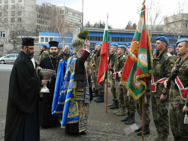 Георги Георгиев и Андрей Стоянов хванаха кръстовете на Богоявление в Кърджали, митрополит Николай освети бойните знамена