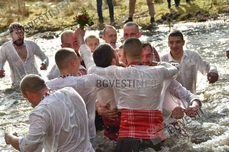 Мъжко хоро за Йордановден в река Большенска недалеч от Момчиловци