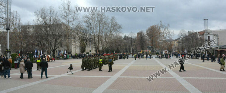 Тържествен водосвет и освещаване на бойните знамена в Хасково на Богоявление