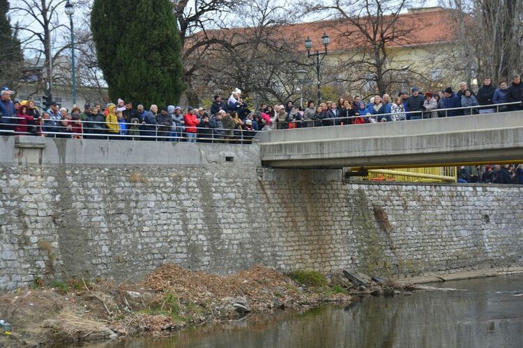 Мартин Пеев отново "спаси" кръста в Асеновград 