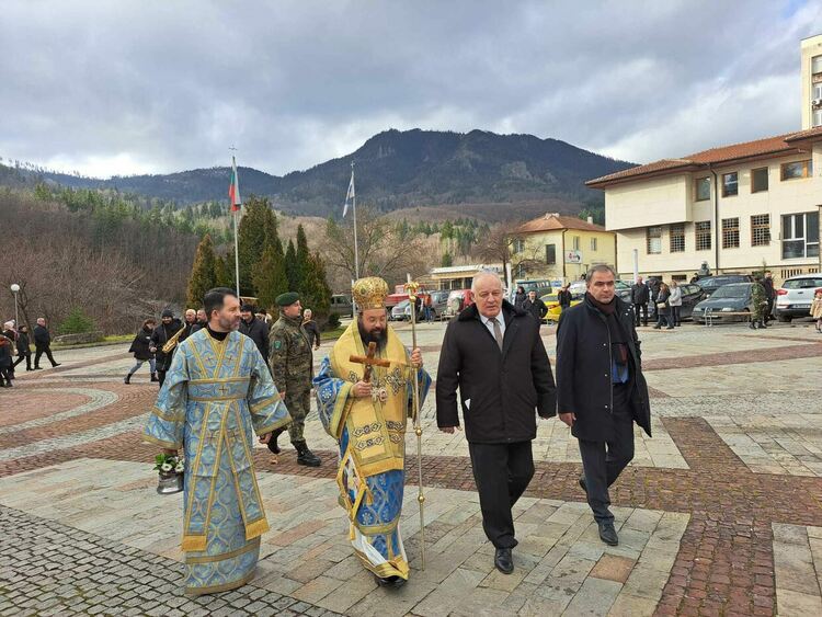 40-годишният Иван Бялков спаси кръста от водите на река Черна в Смолян /галерия/