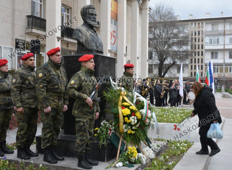 Хасково се преклони пред героизма на Христо Ботев за 176 г. от рождението му