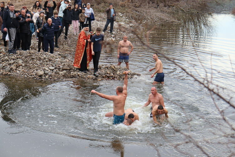 Тихомир Стефанов извади кръста от реката в Гарваново