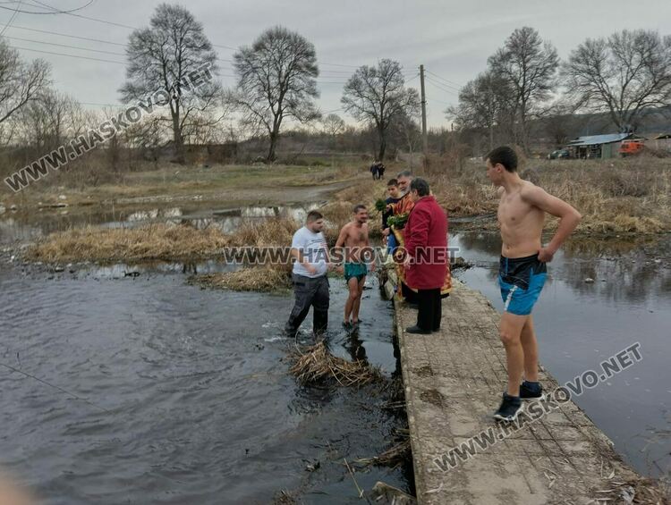 Георги Зенопян хвана кръста на Богоявление в Клокотница