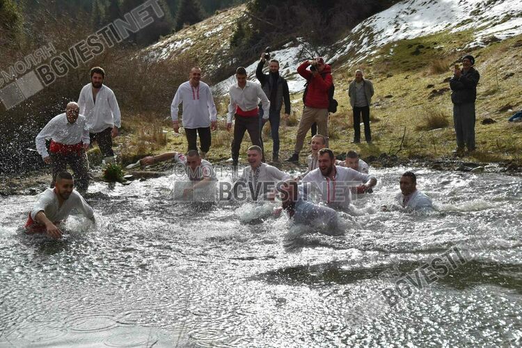 Мъжко хоро за Йордановден в река Большенска недалеч от Момчиловци