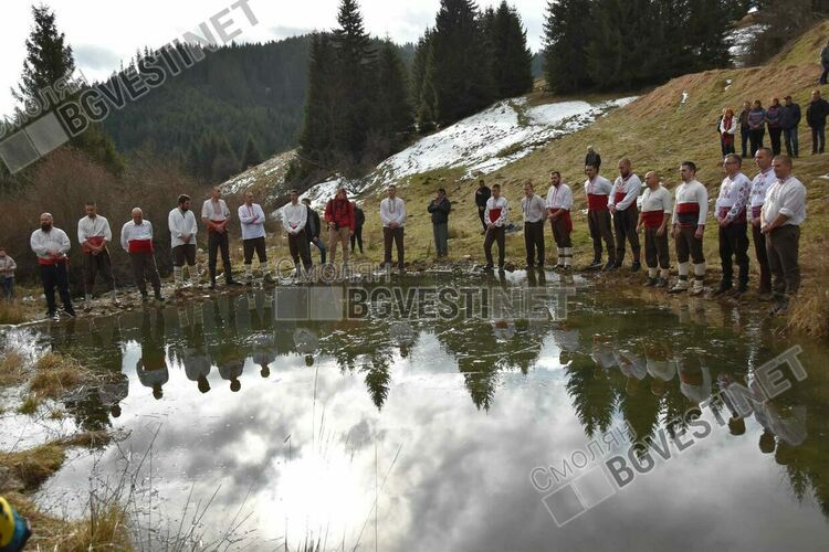 Мъжко хоро за Йордановден в река Большенска недалеч от Момчиловци