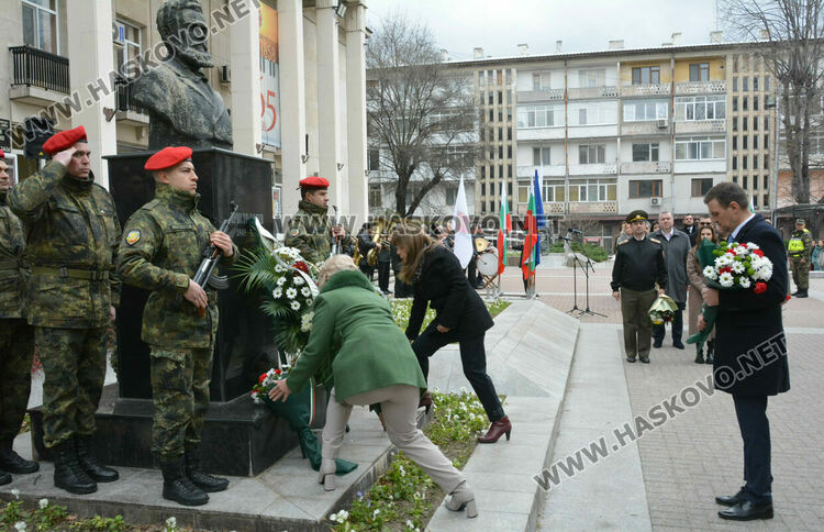 Хасково се преклони пред героизма на Христо Ботев за 176 г. от рождението му